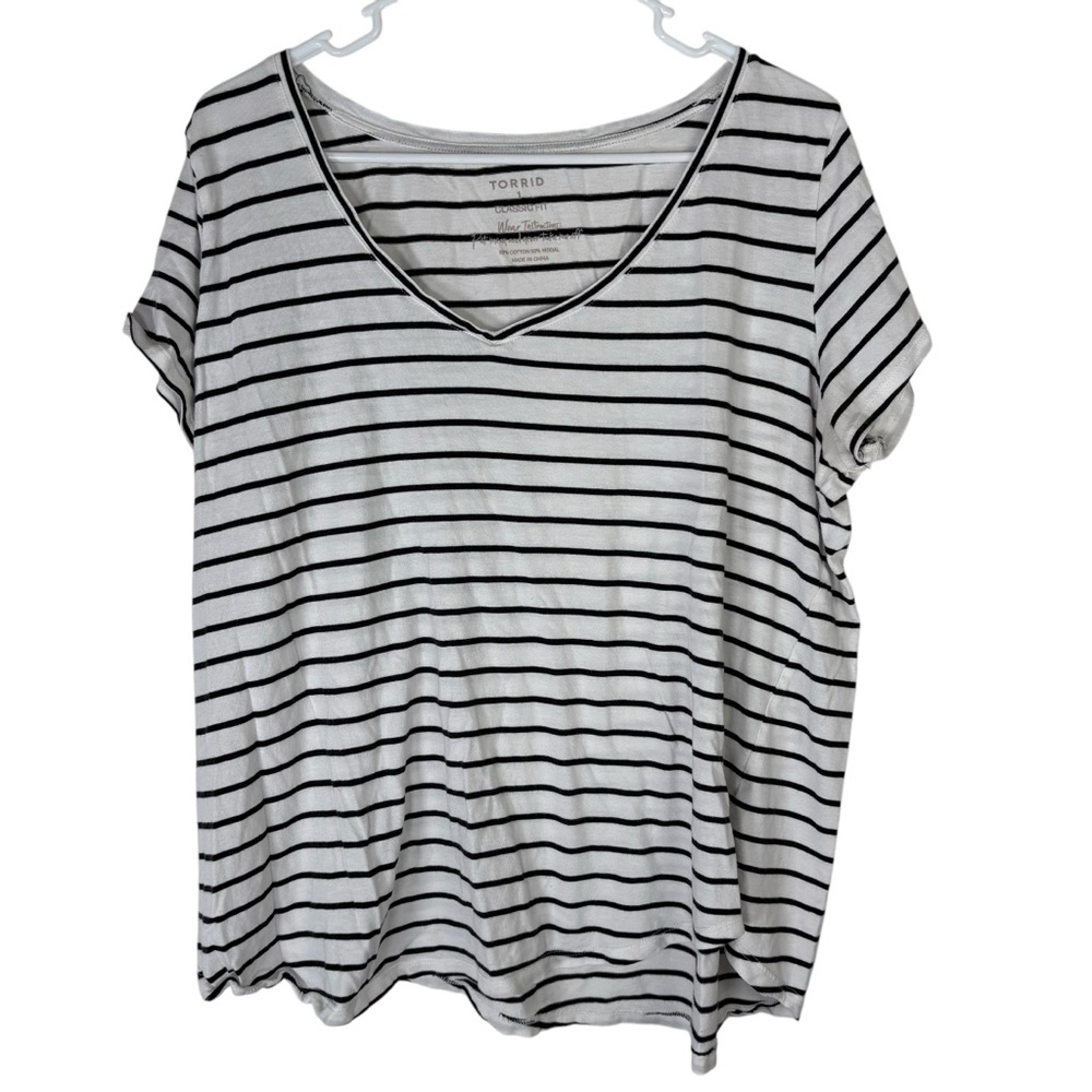 Torrid 1 Women's Classic Fit Black White Striped Top Short Sleeve V Neck Shirt